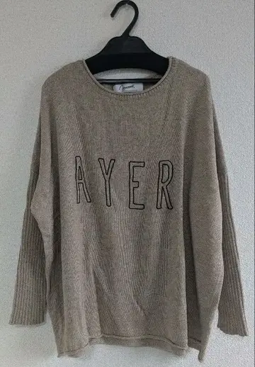 야마다야 AYER 로고 베이지 니트 스웨터