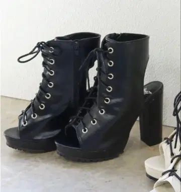 LOVEHUNTER 레이스업 부츠 샌들