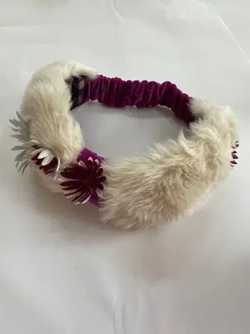 퍼와 꽃 장식이 달린 헤어밴드