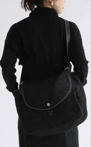 A VACATION 블랙 숄더백 플랩 포함