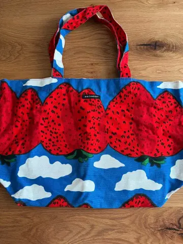 marimekko 스트로베리마운틴 딸기 무늬 토트백
