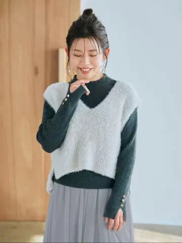 COHINA 라메 페더 V넥 니트 베스트 라이트 그레이