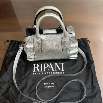 RIPANI 프릴 백, S 사이즈입니다.