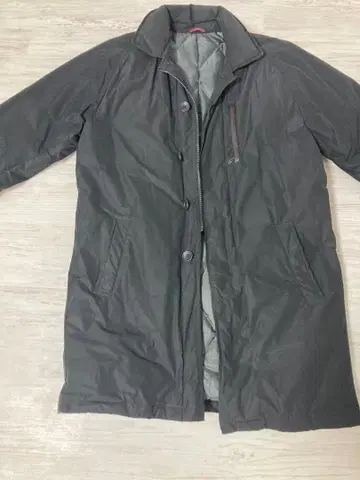 고급스러운 매트 블랙의 성인 다운 코트 VUMPS 사이즈 46