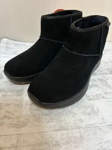 미사용 새상품 스케쳐스 슬립인즈 앵클부츠 24.5