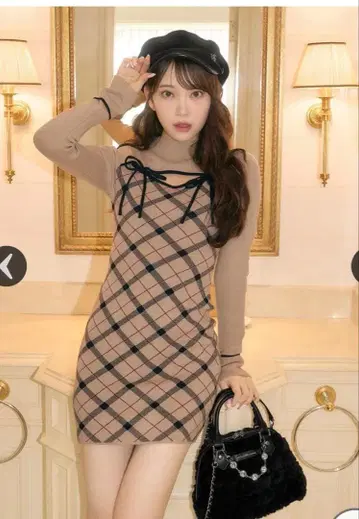 미셸마카롱 데콜테 오픈 체크 니트 원피스 베이지