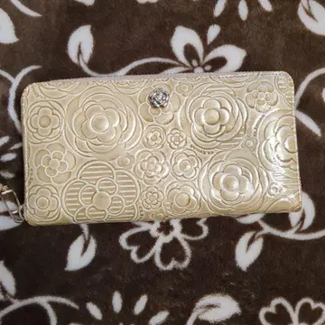 CLATHAS 클레이사스 플라워 엠보싱 장지갑 크림색 라메