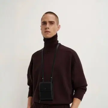 ZARA 다크 퍼플 하이넥 스웨터