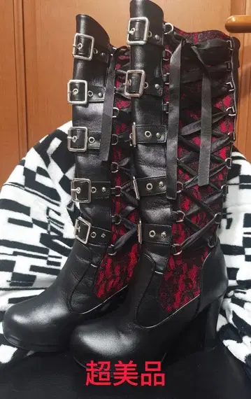 블랙과 빨간색의 레이스업 롱 부츠 (컨디션 최상)