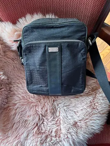 블랙 숄더백 캔버스 시그니처