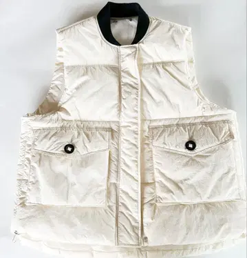 화이트 다운 베스트 버튼 달린 포켓