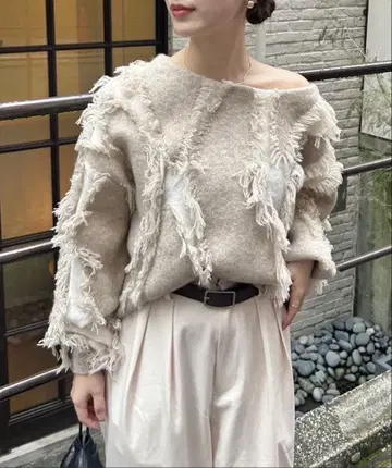 mystic 프린지 오프숄더 스웨터 베이지 FREE 사이즈