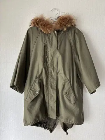 올리브색 후드 부착 모즈 코트