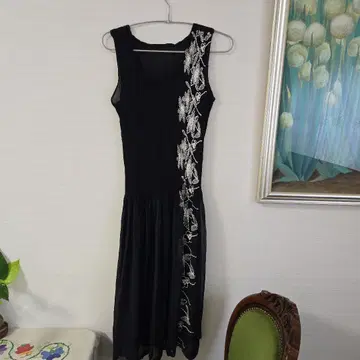 자수 장식 블랙 슬리브리스 원피스