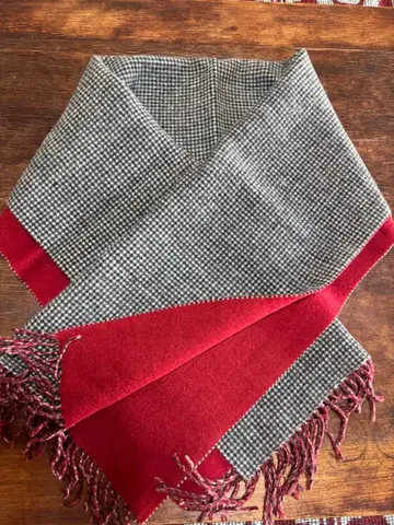 빨간색과 체크 무늬의 리버서블 스톨