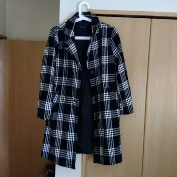 블랙과 화이트 체크 무늬 울 피 코트