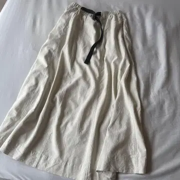 아이보리 플레어 스커트