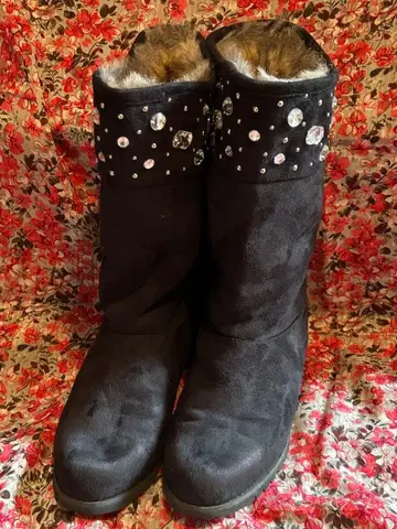 &LOVE 비쥬가 달린 블랙 모코모코 롱 부츠