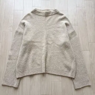 리브 드와 포근한 소재감이 매력적인 부클 보틀넥 니트