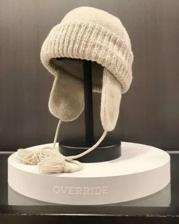 OVERRIDE 아이보리 플라이트 캡 폼폼 포함