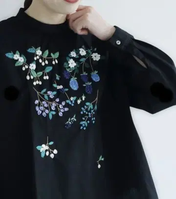 l'atelier du savon 리본 자수 가을 열매 데굴데굴 블라우스