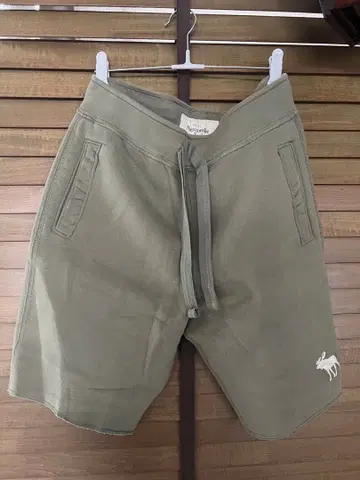 새상품급 Abercrombie & Fitch 올리브 그린 숏 팬츠