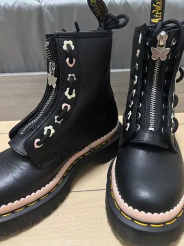 통굽 블랙 부츠 버터플라이 장식