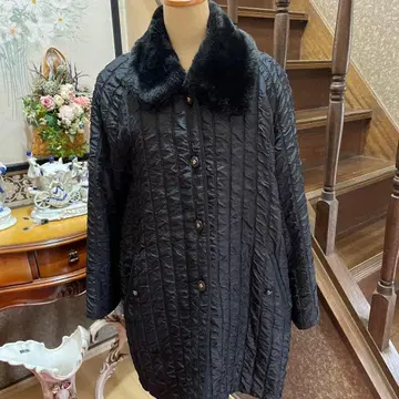 블랙 퍼 옷깃 퀼팅 롱 코트