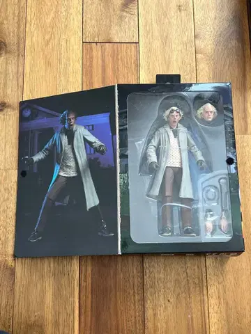 NECA 백 투 더 퓨처 얼티밋 닥 브라운