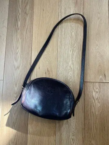 일비종떼 다크 브라운 가죽 하프문 숄더백