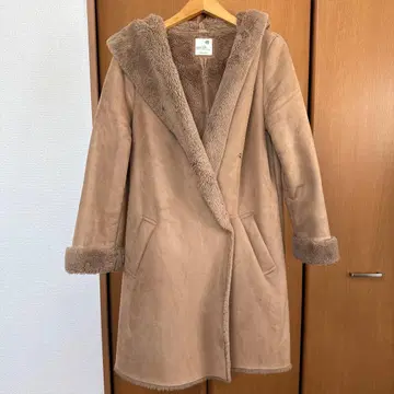 베이지 후드 부착 인조 모피 롱 코트