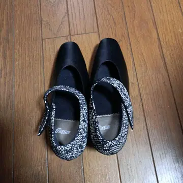 스트랩 포함 블랙 화이트 중간 힐 신발