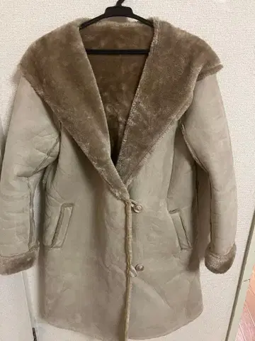 베이지 페이크 무스탕 후드 부착 롱 코트