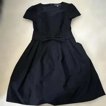 M's GRACY 리본 포함 네이비 컬러 반팔 무릎 기장 원피스