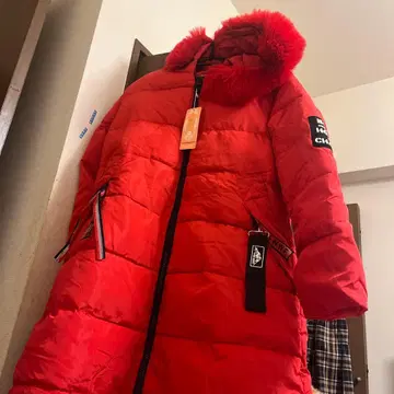 레드 퍼가 달린 롱 코트