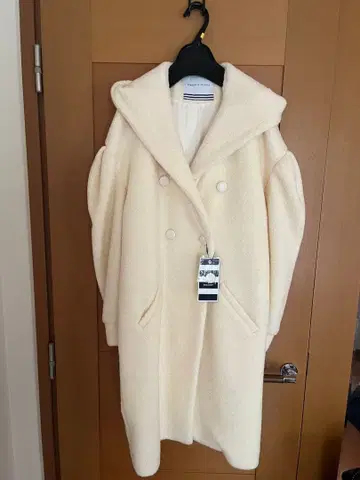 보더스 앳 발코니 크림색 보아 롱 코트