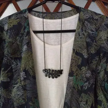 요건 레일, 바바구리, 블랙 베이스에 리프 무늬 상의