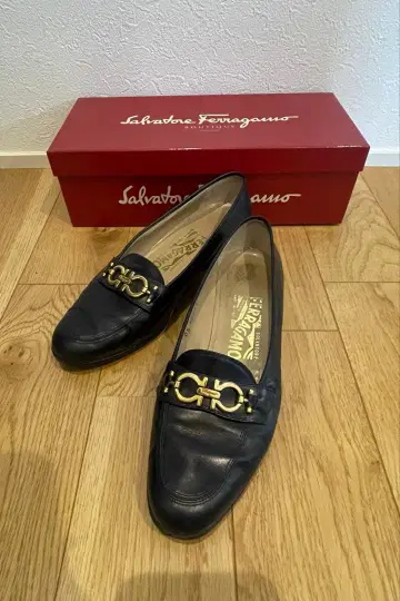 Ferragamo 네이비 간치니 로퍼 22.5cm