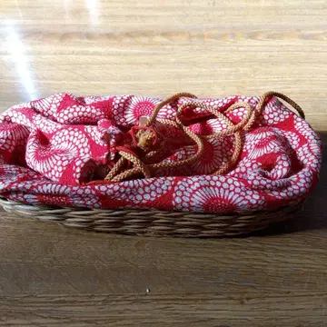 빨간색과 화이트 꽃 무늬 일본 의류용 백