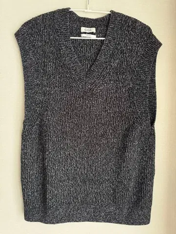 COS 니트 베스트 M 사이즈 릴랙스 핏 가을/겨울 블랙