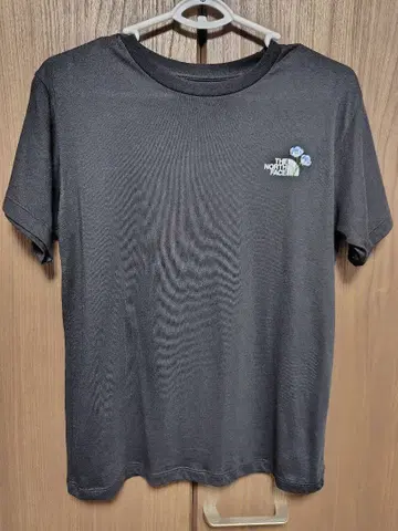 THE NORTH FACE 여성용 블랙 반팔 T셔츠 M 꽃 자수
