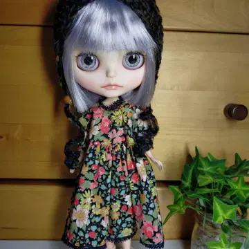 네오 브라이스용 꽃무늬 드레스와 니트 모자