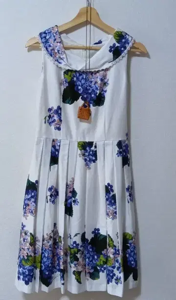 Loei Crayon 플라워 프린트 슬리브리스 원피스