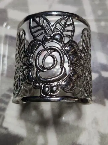 실버색 꽃무늬 뱅글