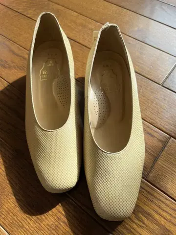 로열 선데이 베이지 메쉬 펌프스