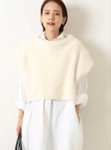 아이보리 하이넥 니트 케이프