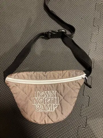 다운 노스 캠프 바디백 베이지