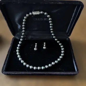 CLUB BIS 그레이 펄 목걸이와 귀찌 세트 40cm