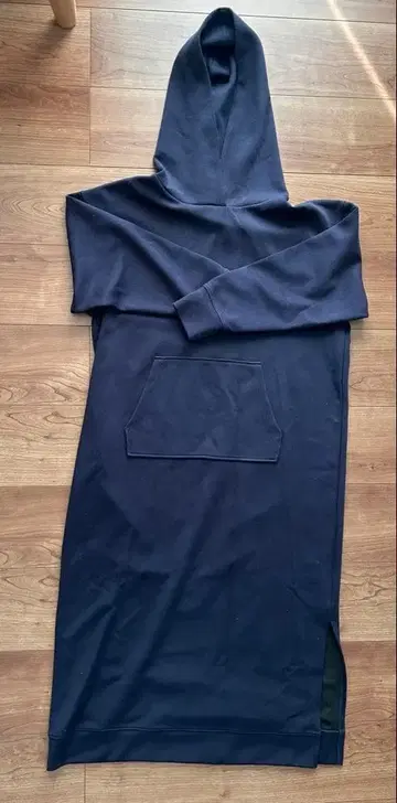 다크 네이비 후드 부착 원피스