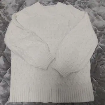 화이트 케이블 니트 스웨터 긴팔